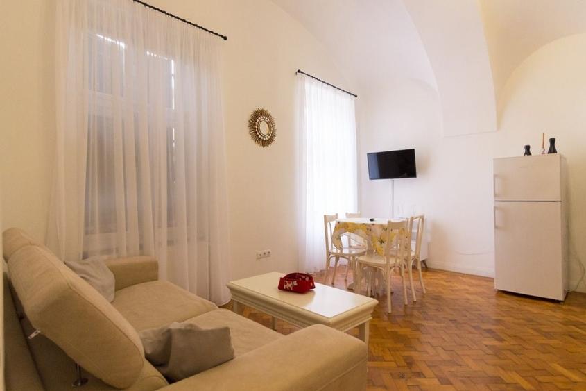 Apartament cu 2 camere semidecomandat, mobilat în Ultracentral