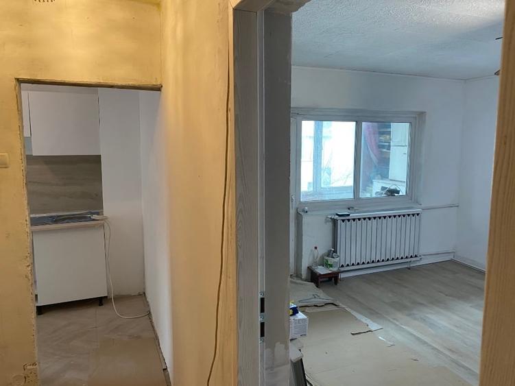 Garsoniera de vinzare Decebal -Muncii et 1,cu balcon in bloc 4 et - 3