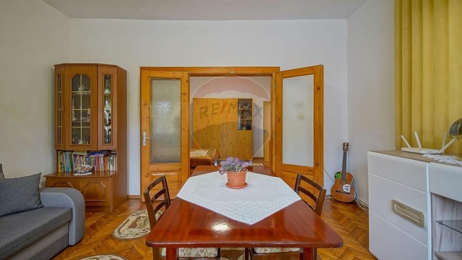 Casa spatioasa cu teren generos, in zona centrala a Sacelelor - 2