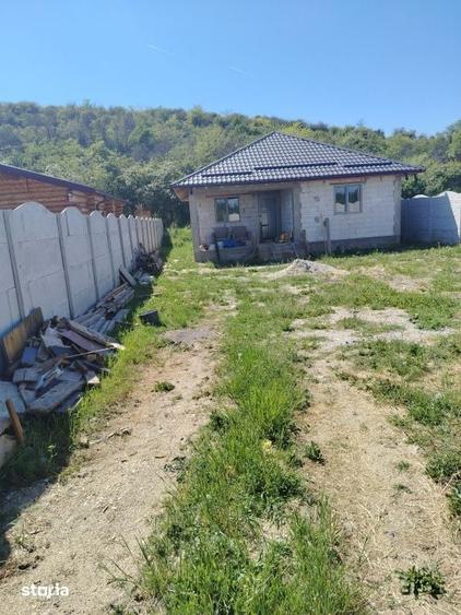 Casă cu 4 camere cu Teren 355 Mp în Bucovăț