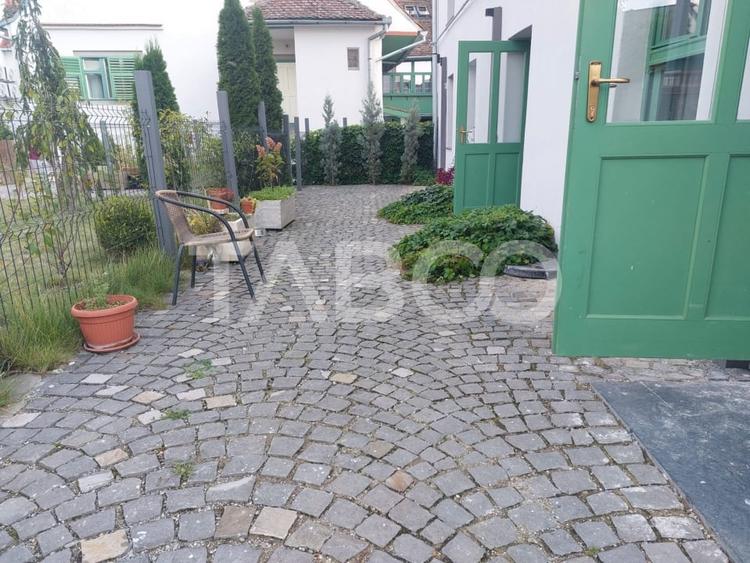 Apartament renovat 105mp 3 camere curte proprie 340mp in acte Cisnadie - 1