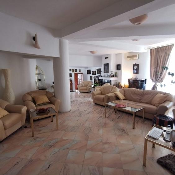 vila cu scara interioara, semineu,terasa mare, strada linistita - 2