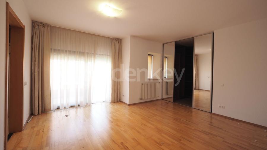 Vila nemobilata in complex cu piscina | 2 garaje - 11