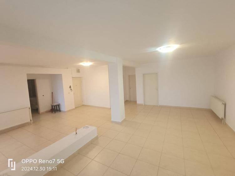 Apartament de vanzare 4 camere - living și 3 dormitoare - 1