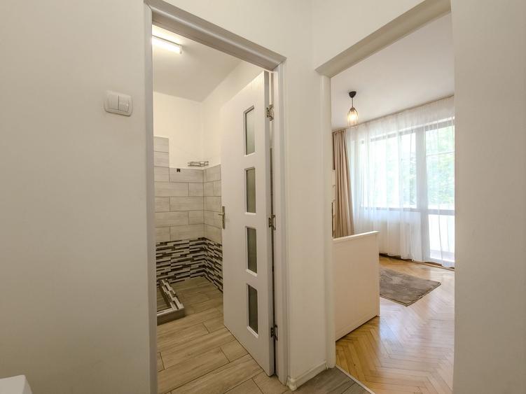 Apartament cu 3 camere decomandat, mobilat în Central