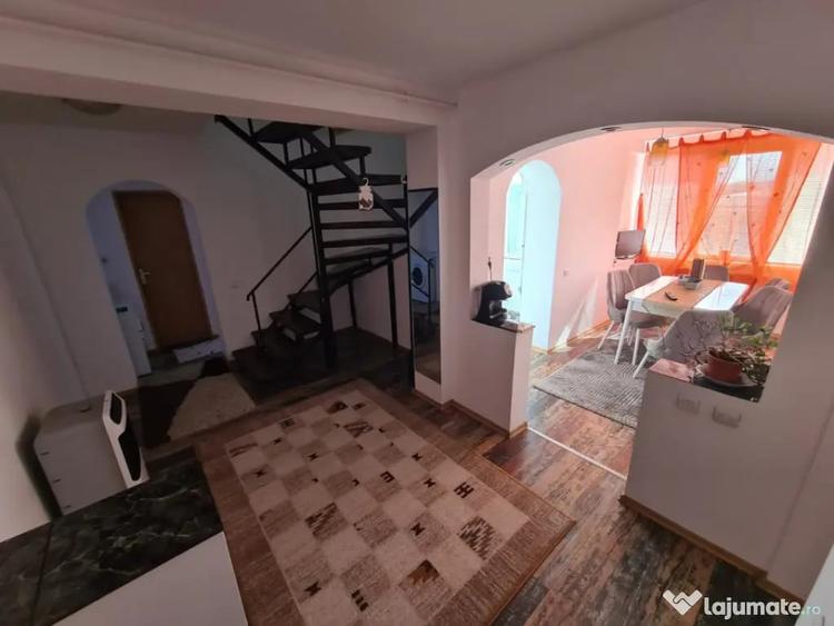 Apartament cu 4 camere decomandat, mobilat în Sărari