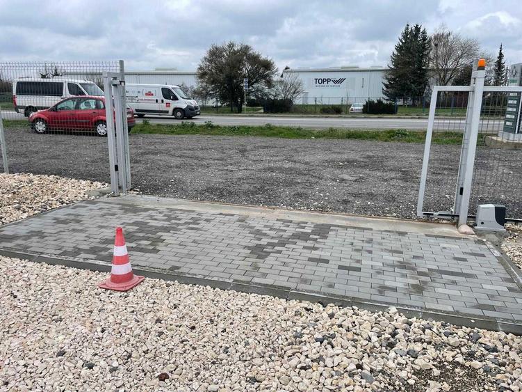 Inchiriez teren pe DN 13 pentru activitati diverse - 7