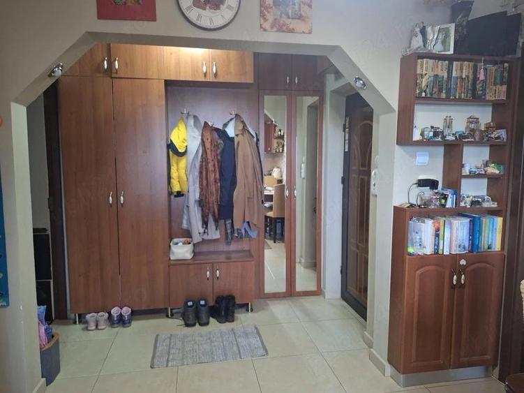 Inchiriez apartament decomandat 2 camere - 1