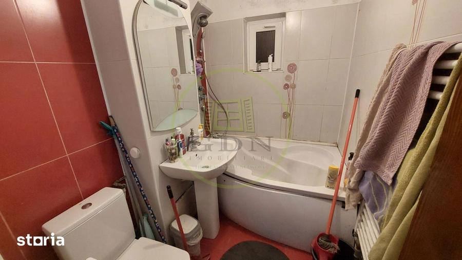 Apartament cu 3 camere semidecomandat, mobilat în Rovine