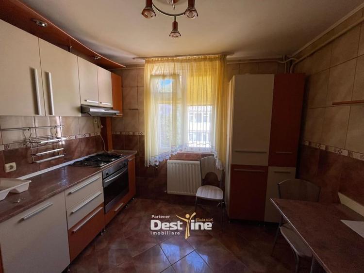 Inchiriez apartament 4 camere in zonǎ centralǎ, Piatra Neamt - 1