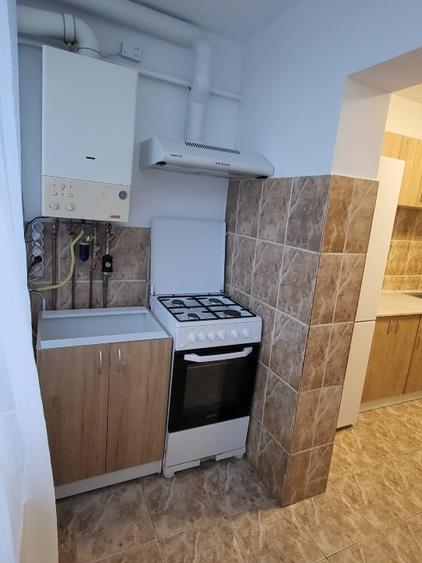 Va propun spre inchiriere un apartament cu 3 camere, decomandat, cu bucataria in - 6