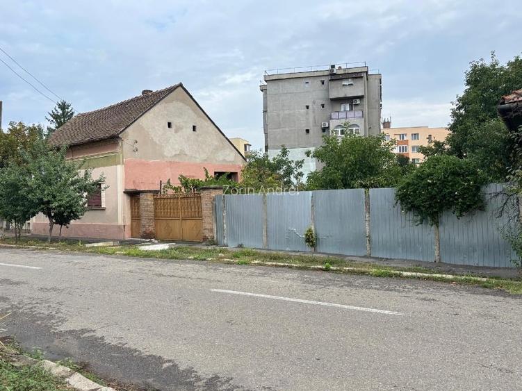 Casă de vânzare ultracentral Salonta, front stradal 27 ml