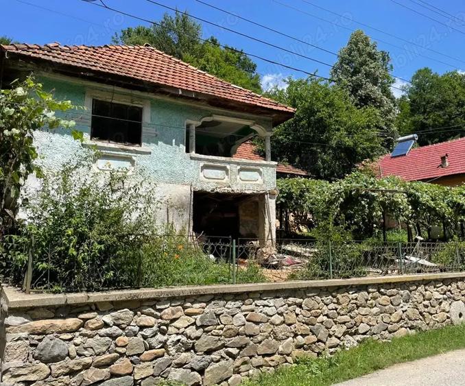 Casa batraneasca + teren 2300 m2 in Sohodol, Tismana, Gorj