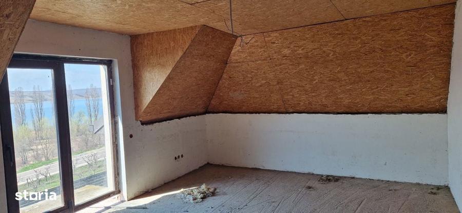 Vand vila la rosu cu teren 2700mp - 1