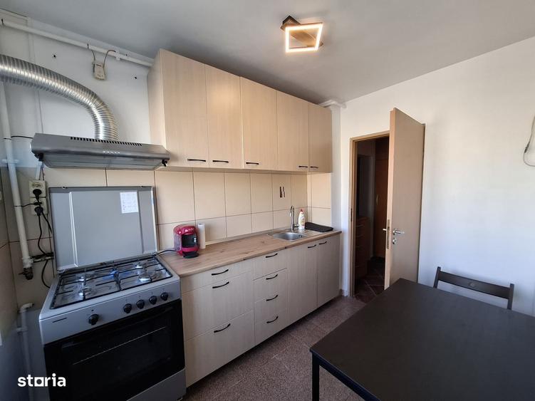 Apartament cu 3 camere semidecomandat, mobilat în Uverturii