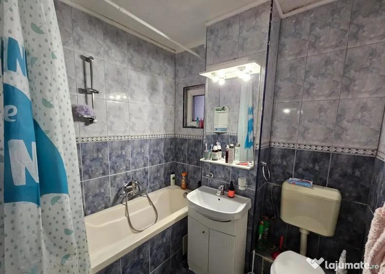 Apartament cu 3 camere decomandat în Răcădău