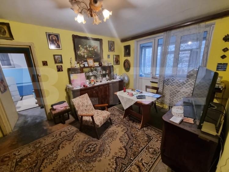 Apartament cu 3 camere semidecomandat în Calea București
