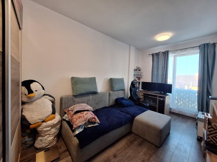Apartament cu 3 camere semidecomandat, mobilat în Florești