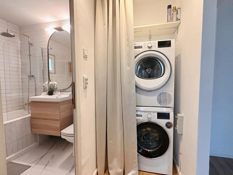 Apartament cu 3 camere semidecomandat în P-ța Victoriei