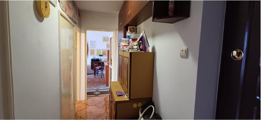 Apartament cu 3 camere semidecomandat în Centrul Civic