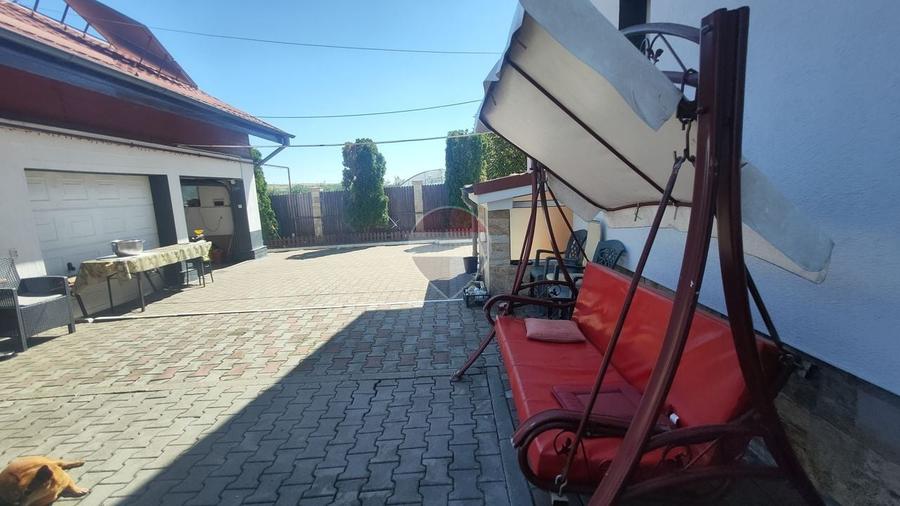 Casă individuală cu 7 camere cu Teren 4431 Mp în Vâlcele