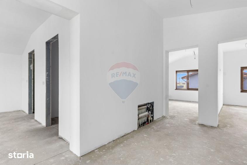 Casă cu 7 camere cu Teren 437 Mp în Livada