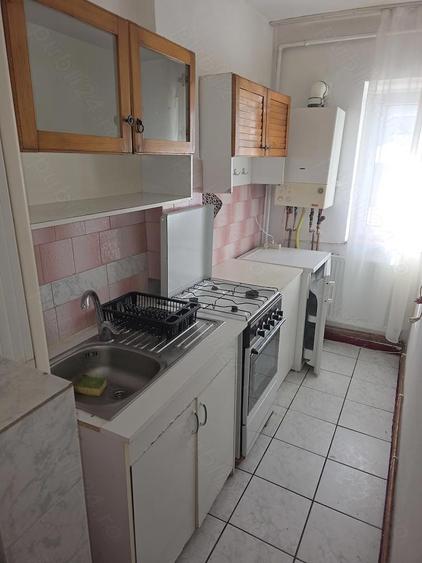 Inchiriez garsoniera zona sesul vechi ,casa alba - 3