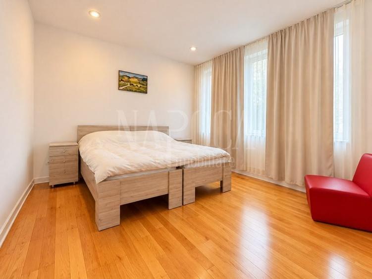 Casă individuală cu 11 camere cu Garaj în Tăuți