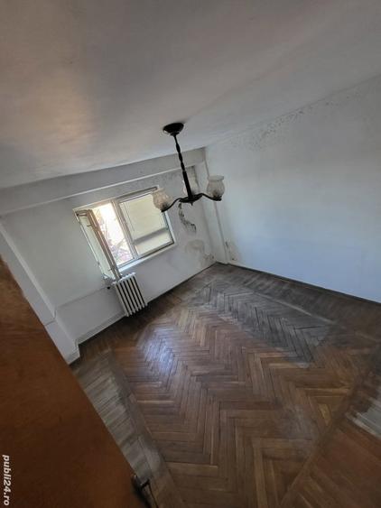 De vanzare apartament cu 3 camere etaj 3 in Parscov ,zona centrala! - 2