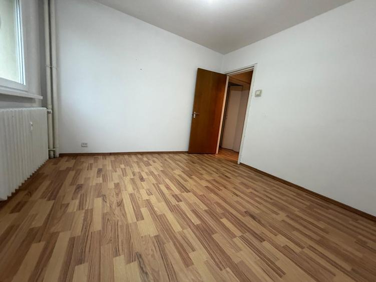 Apartament cu 3 camere semidecomandat în Titan