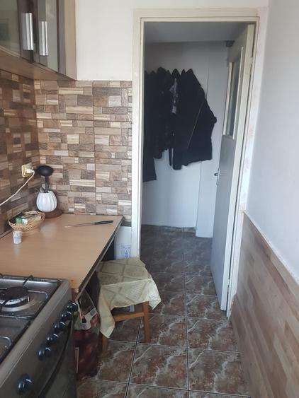 Apartament doua camere, nedecomandat, etaj trei, CT, termopan, balcon, geam baie - 14