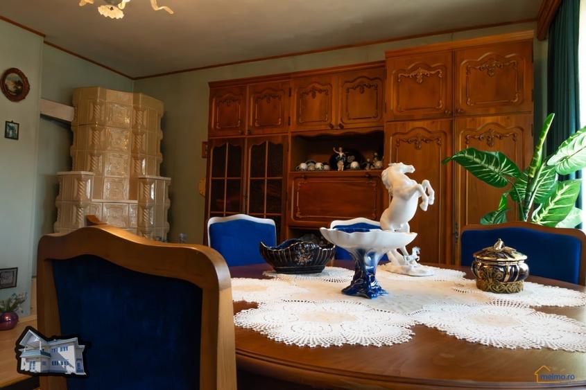 Casa cu etaj in Agas, eleganta clasica si mobila sculptata manual in lemn masiv - 5