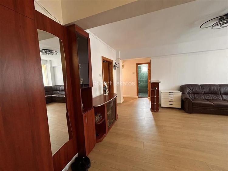 Apartament cu 3 camere decomandat în Rogerius