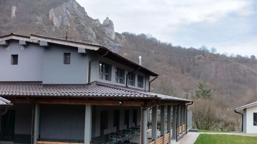 Inchiriere Cabana Piatra Buru - 15 dormitoare | pana la 29 persoane - 1