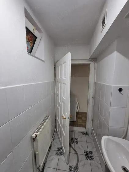 A 34 Proprietarul vinde apart 2 cam demisol strada George Bacovia mobilat ,utilat ,cu centrala ,, - 2
