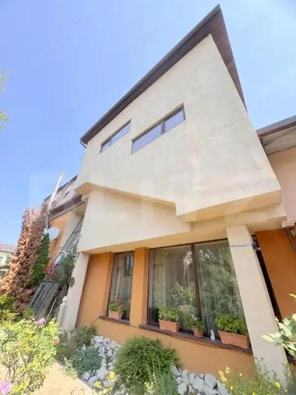 Cladire multifunctionala, pensiune plus casa, parcari private - 1