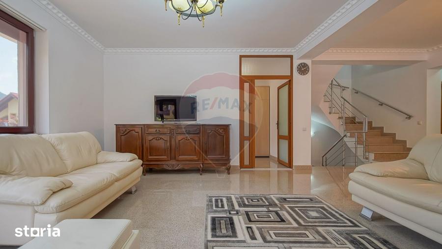 Casă cu 6 camere cu Teren 530 Mp în Dârste
