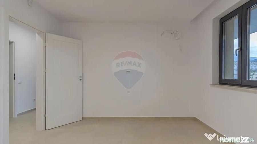 Apartament cu 9 camere decomandat în Astra