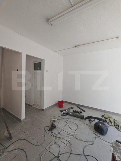 Birou, de 49.860000610352 mp, în Sud-Est