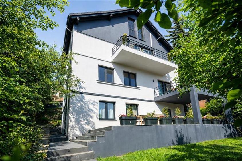 Casă individuală cu 8 camere cu Canalizare în Central
