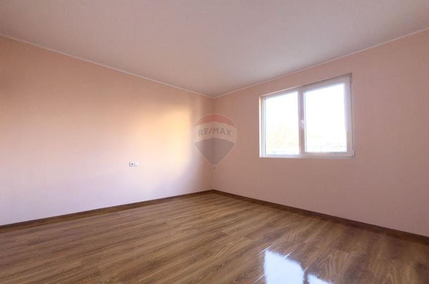 Casă / Vilă cu 8 camere de vânzare în zonă centrală - Urlati - 8