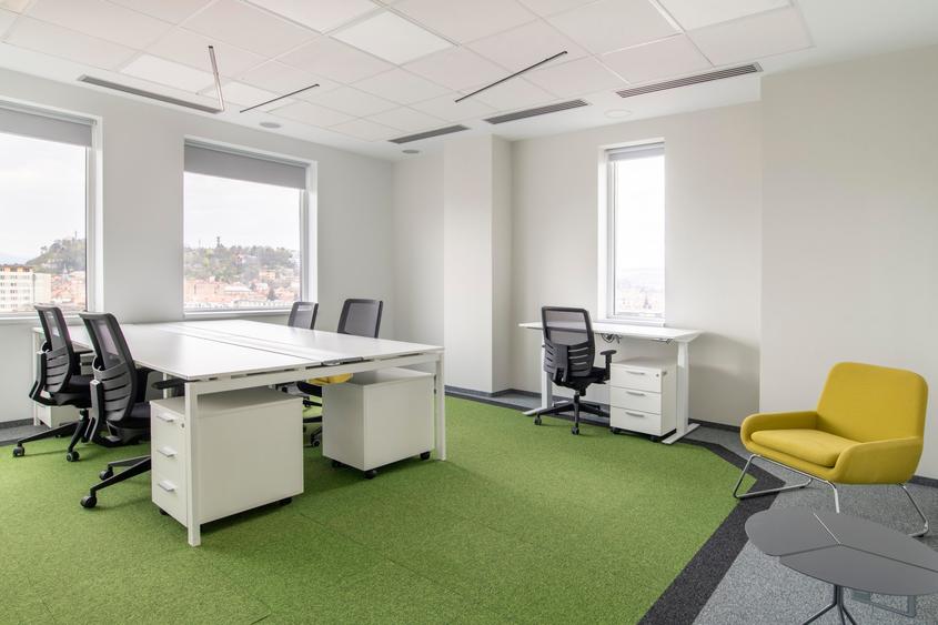 Găsiți spațiu de birou în Regus Central Business Plazapentru 3 persoane cu toate - 4