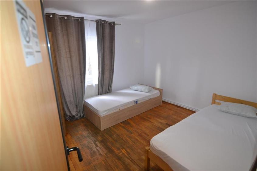 Apartament 3 camere decomandat intrare Răcădău, Str. Carpați - 8