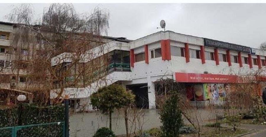 Vanzare doua spatii comerciale in Arad, Piata Arenei nr. 7: 453mp - 4