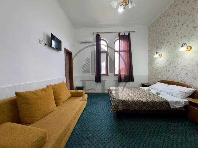 Casă individuală cu 14 camere cu Canalizare în Central