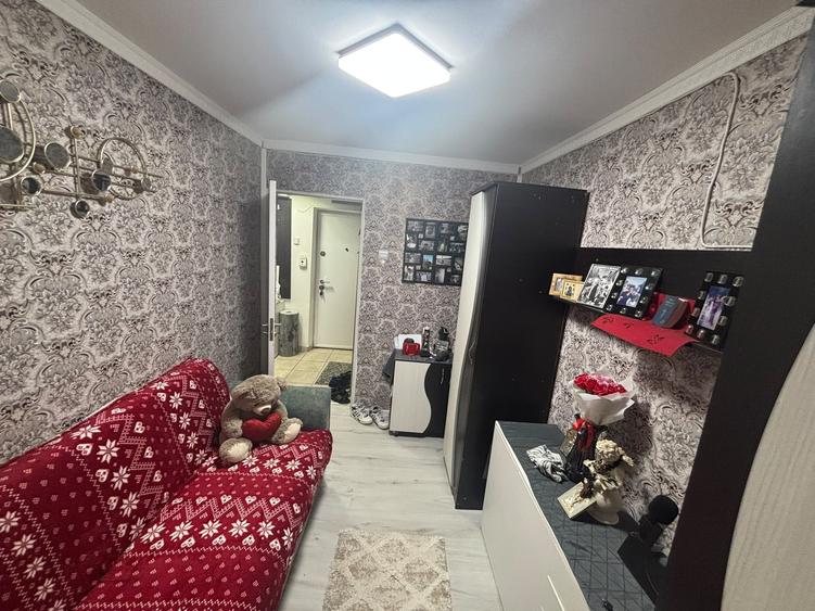 Apartament cu 3 camere semidecomandat în Podu Roș