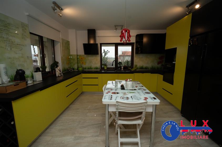 ID 6737 EXCLUSIVITATE - DE VÂNZARE - Vilă P+E+M - 2
