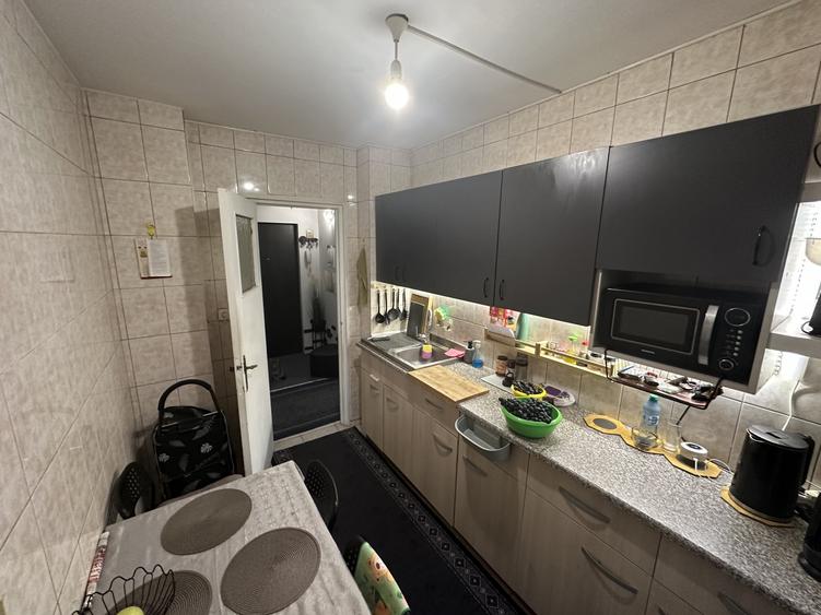 Apartament cu 3 camere decomandat, mobilat în Berceni