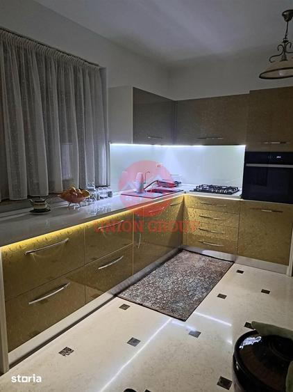 Casă cu 10 camere cu Teren 394 Mp în Central