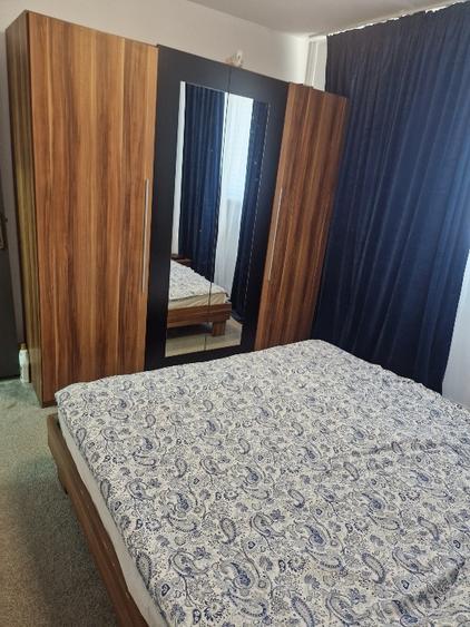 Apartament cu 3 camere semidecomandat, mobilat în Tei